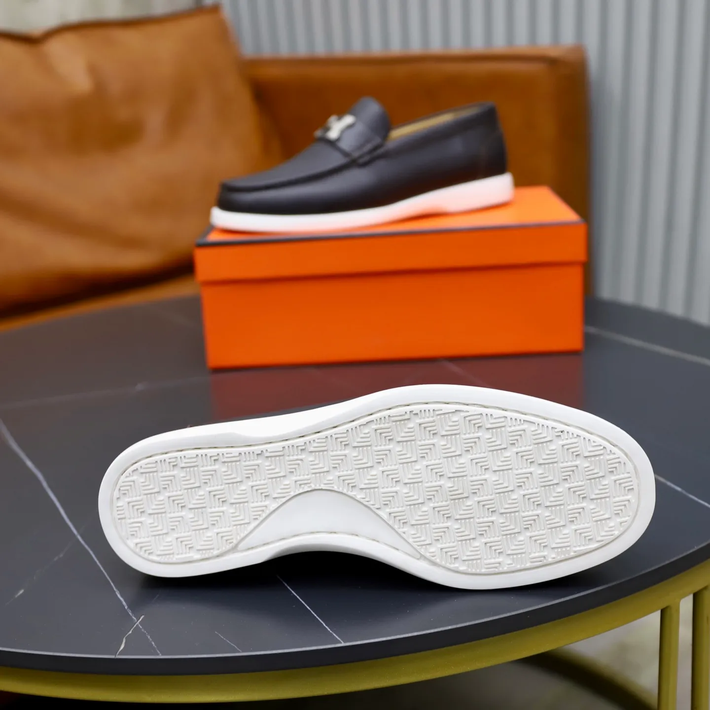 Ex-factory price: 560💰Hermès/Hermès slip-on men's shoes. This shoe is made of imported pebbled cowhide. It has simple and smooth lines and is combined with aerodynamically designed 3CM rubber foam ultra-light soles! Youthful and fashionable, classic H-shaped hardware buckle decoration, calf lining gently wraps the feet, with logo cowhide feet, casual and urban style, highlighting youthful vitality, sports and leisure version, super versatile, code number: 38-39-40-41-42-43-44 standard leather shoe size (45 can be customized but does not support returns)